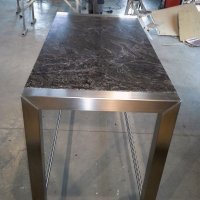Metalltisch mit Marmor 02
